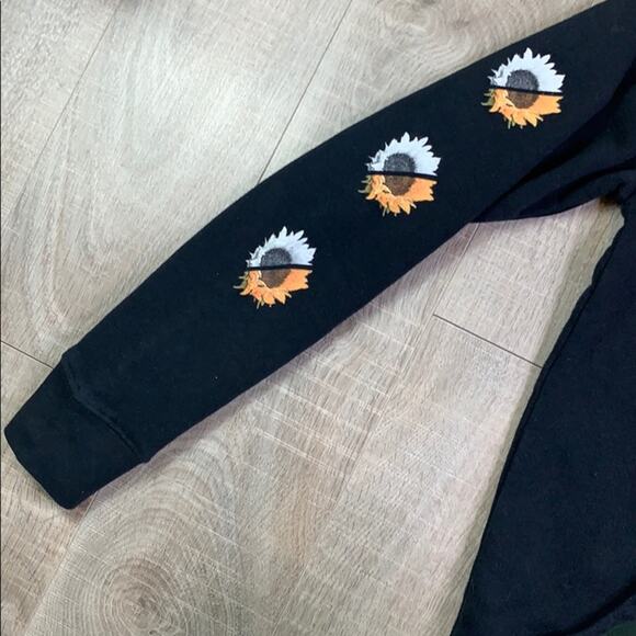 LA FAMILIA Women's Black Floral Graphic Hoodie Sweatshirt - Picture 5 of 8